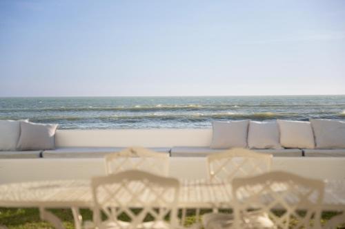 Casa Blanca, Luxury Beachfront Villa in Gordonʼs Bay