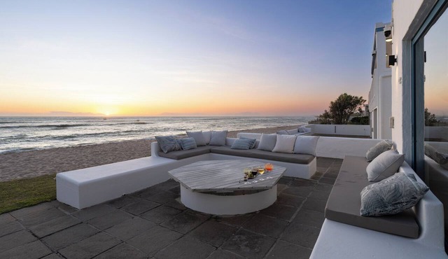 Casa Blue - Luxury Beach-front Estate - Private pool - Sleeps 9 in Cape Town