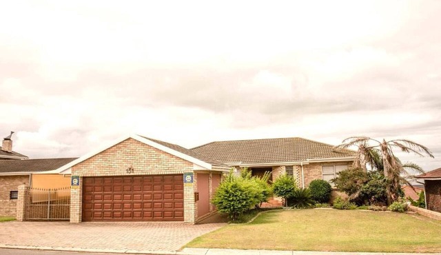 Charming 4-Bedroom Apartment in Jeffreys Bay, South Africa in Jeffreys Bay