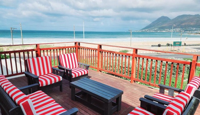 Cheerful seaside 4-bedroom townhouse with parking in Glencairn
