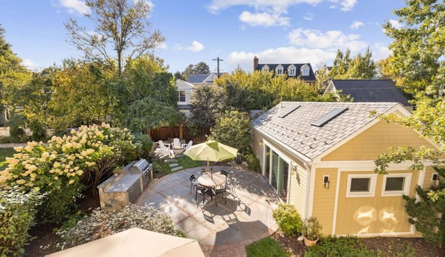 Clarendon Getaway, 6-BR Luxurious Urban Estate in Arlington
