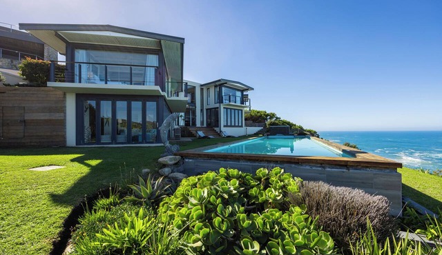 Cliff House Villa: Four Beautiful En-Suite Bedrooms with Spectacular Sea Views in Knysna