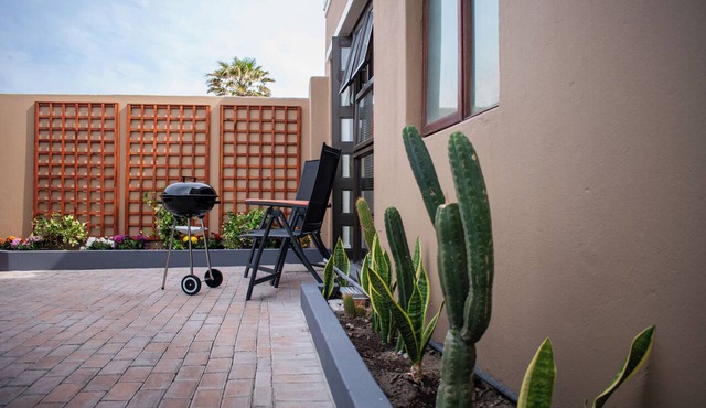 Comfortable Living within walking distance to go swim, surf, dine or just relax in Cape Town