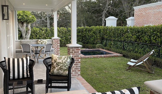 Constantia Architectural designed cottage, gorgeous interiors,landscaped garden in cAPE tOWN