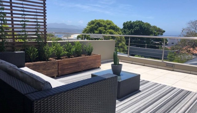 Cosmo Chic Holiday Rental walking distance to beaches, shops & restaurants in Plettenberg Bay