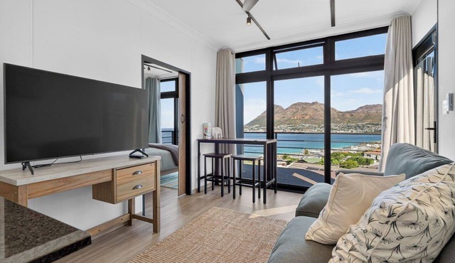 Cosy Single or Couples 1-bedroom cottage with stunning view over Simonstown Bay in Cape Town