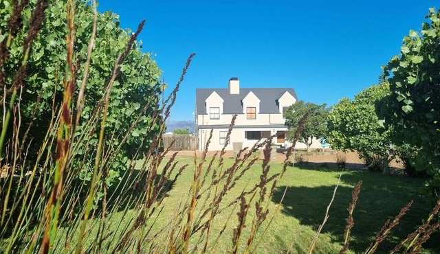 Country Retreat with Pool & Braai, Sleeps 6 in Riebeek-Kasteel
