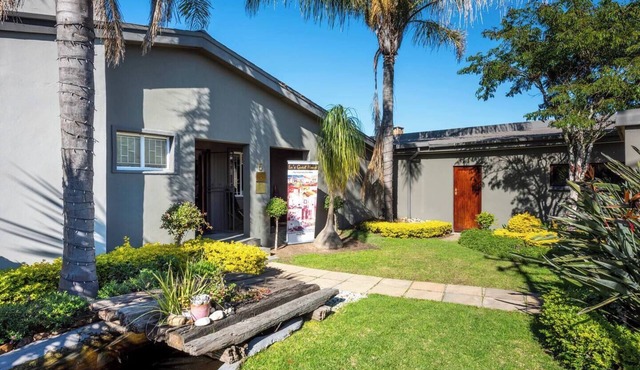 Cozy 1-bedroom bed & breakfast in superb Paarl with AC