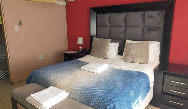 Cozy 1-bedroom lodge in marvelous Sibasa with air conditioning, and a pool in Sibasa