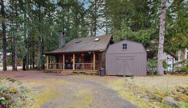 Cozy Cabin with Great Outdoor Space, Fireplace, & Free WiFi - Near Sandy River in Brightwood