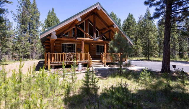 Cozy Log Cabin on Quiet Cul-de-sac, Trails, River Nearby, 3 Mi from Sunriver, Covered Front Porch in Bend