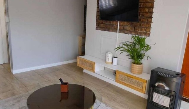Cozy studio in adorable Kempton Park with AC, WiFi in Kempton Park