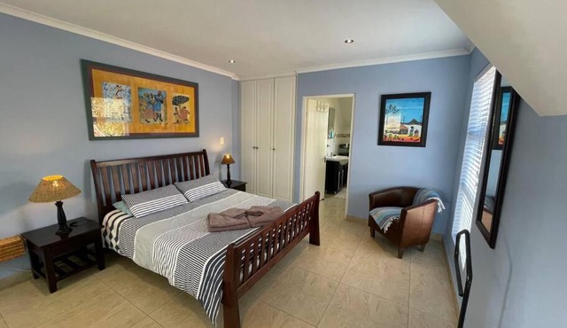 De Blauwvoet - Meerkat (Sunset Beach) in Cape Town