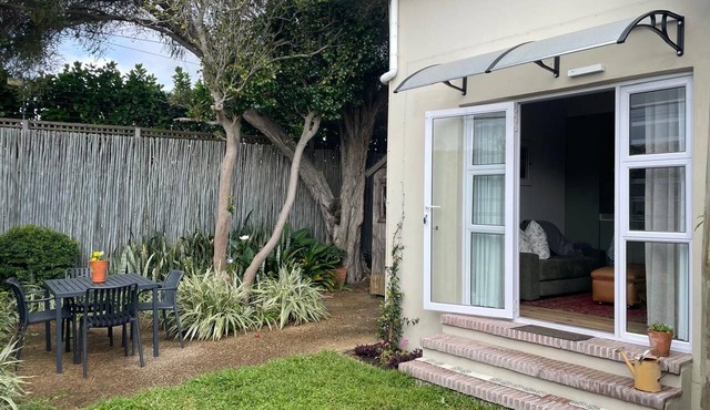 Discover Cape Town from Your Stylish Upper Claremont Garden Cottage in Cape Town