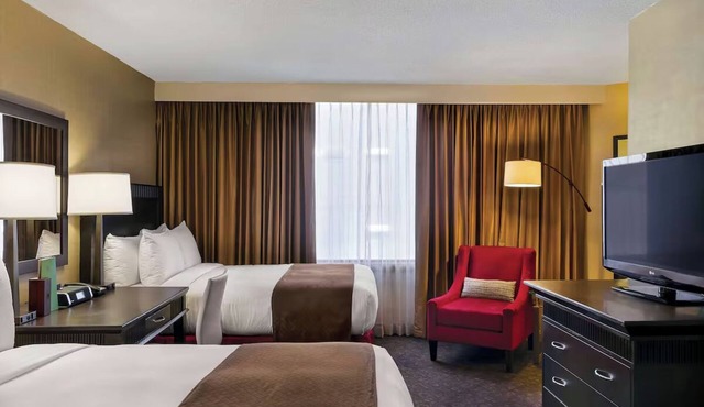 Downtown LA Suite w/Kitchenette, Dining Area & Easy Access to Museums in Los Angeles County