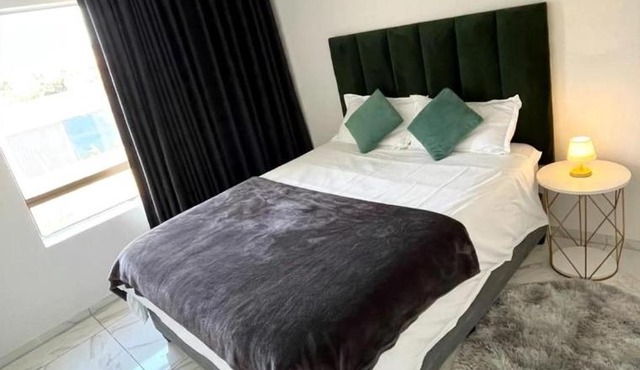 Elegant 1BR Apartment with Balcony in Cape Town