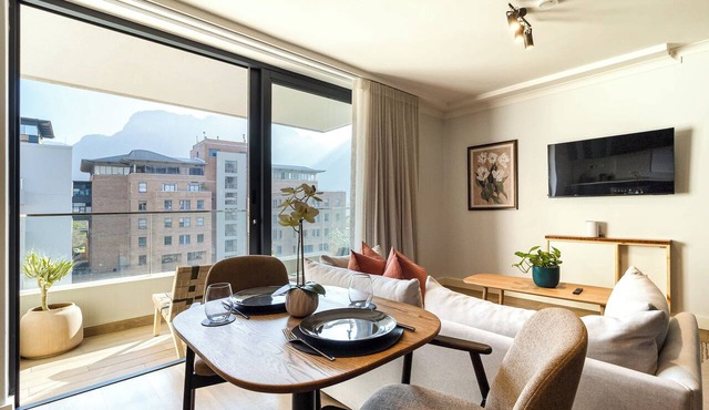 Endless Views - Modern Stay w/WiFi, Pool, Gym & Secure Parking in Cape Town