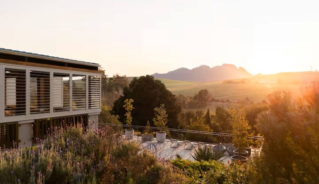Enjoy magical views from the pool-side a few minutes from the heart of Stellies! in Stellenbosch