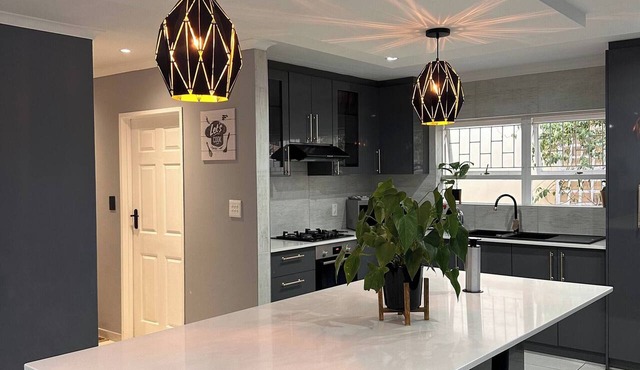 Entertainers delight near the beach & wine routes! in Cape Town