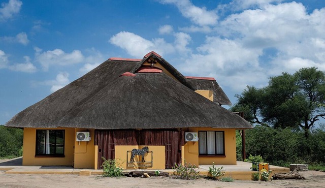 Family Bush Villa with Rooftop & Hot Tub in Phalaborwa