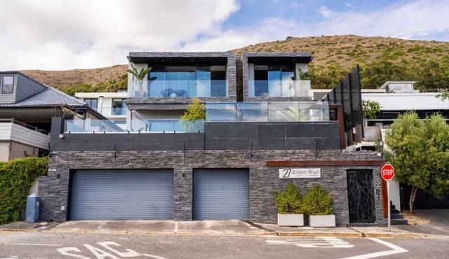Family-Friendly Villa, Pool, Views -Oasis on Joubert in Cape Town