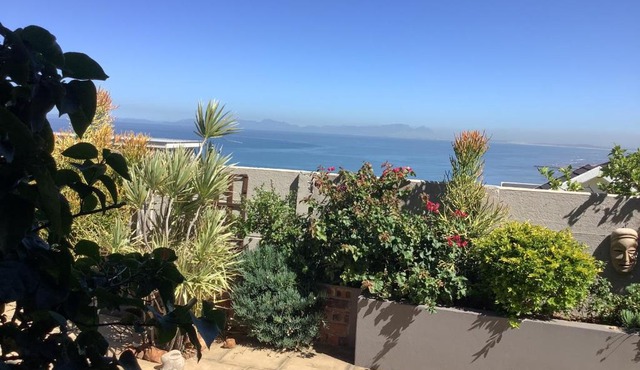 Garden apartment with amazing sea and mountain view in Cape Town