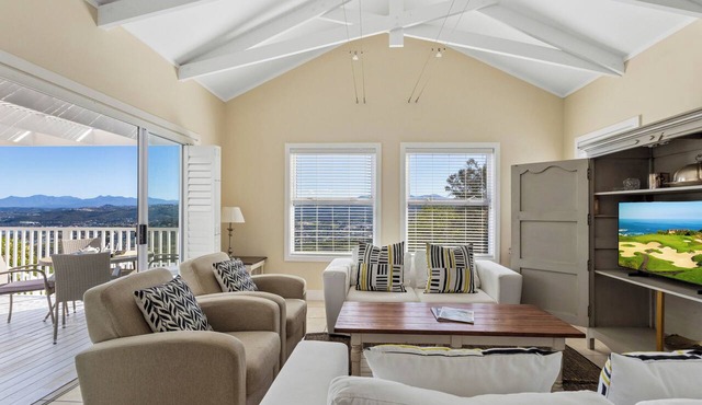 Gorgeous 3-bedroom house in Knysna with pool open plan perfect for your getaway in Knysna