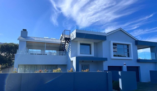 Gorgeous 4-bedroom house in charming Onrusrivier perfect for families. in Onrusrivier