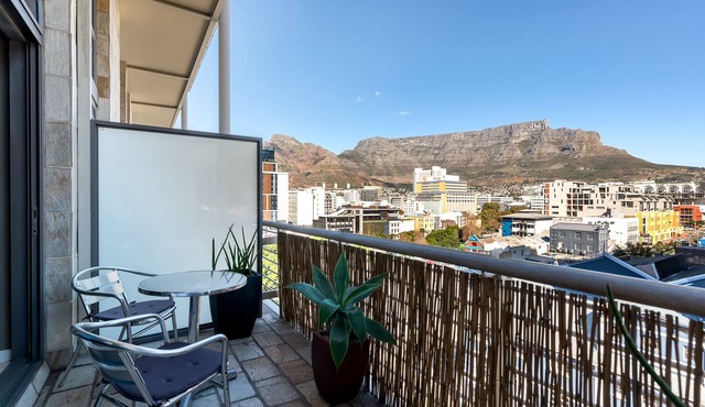 Gorgeous loft in trendy De Waterkant, Table Mountain views, no load shedding!