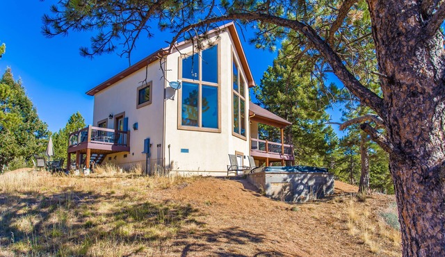 Gorgeous Mountain Cabin on 35 acres! Hot-tub & Spectacular views of Pikes Peak! in Divide