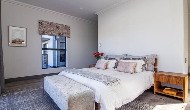 Havn House | Vermont Villa | Pool & Sea Views in Vermont