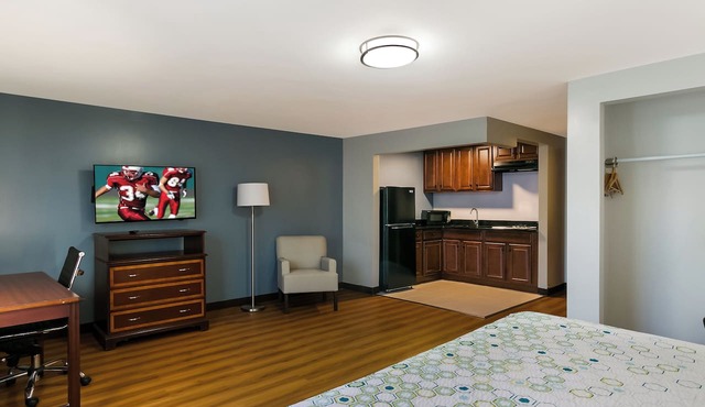 HomeTowne Studios by Red Roof Denver - Lancaster County in Denver