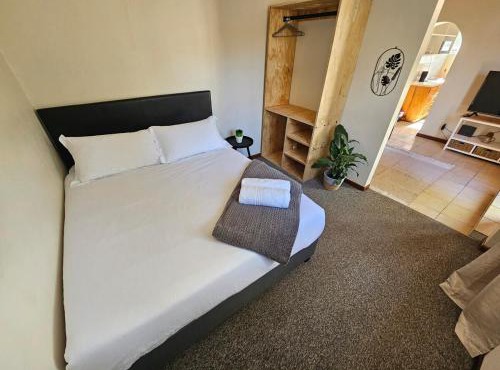 Honeywood Stays "Leafy Abode" - Modern 1-Bed Private Studio with Free Wi-Fi & Secure Parking in Gqeberha