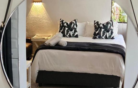 Honeywood Stays - "Romantic escape" Sunroom Near Airport, Fast Wi-Fi & Secure Parking in Gqeberha