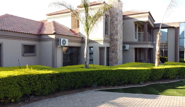 Honolulu Lifestyle Guesthouse and Spa in Burgersfort
