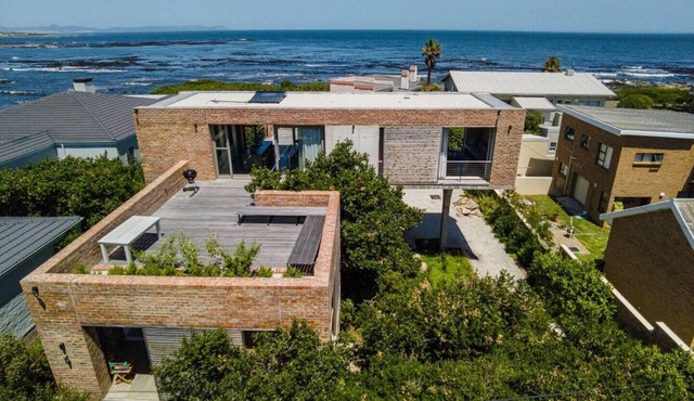 House Fynbos | Onrus Sea & Mountain View Villa in Onrus