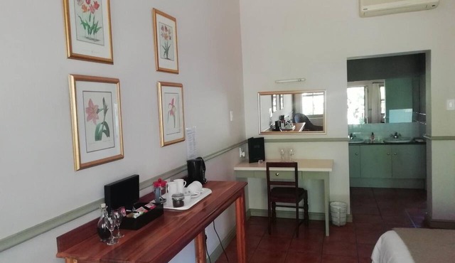 Housemartin Guest Lodge in De Rust