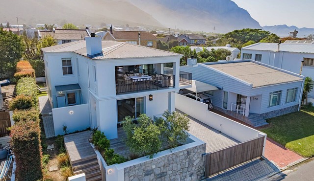 Ideaal | Voelklip | Mountain and sea views | Pool in Hermanus