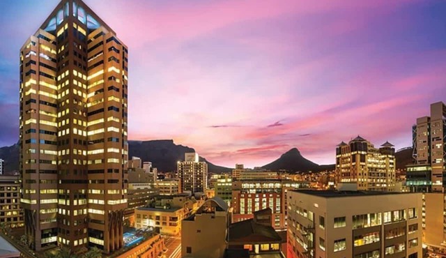 In the heart of Cape Town, Pool - Skyline Apt 2112 in Cape Town