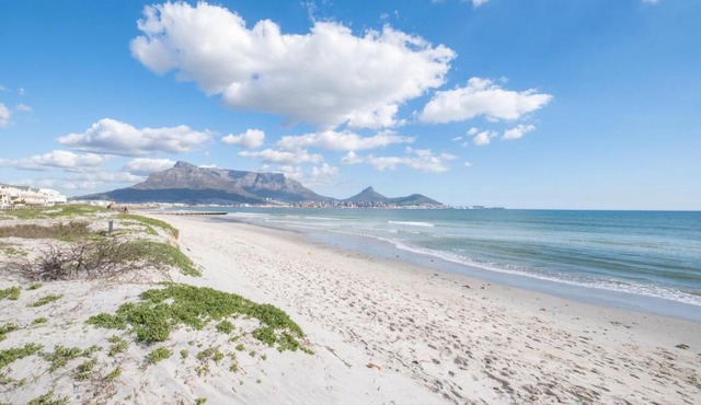 Lagoon Beach - 2 Bedroom Beachfront Apartment with Parking in Cape Town