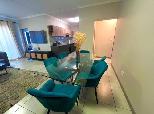 Large 3 Bedroom Apartment in Midrand, Waterfall City - More space than a hotel room - Ideal for families, groups and work trips - 16 Elizabeth Place in Midrand