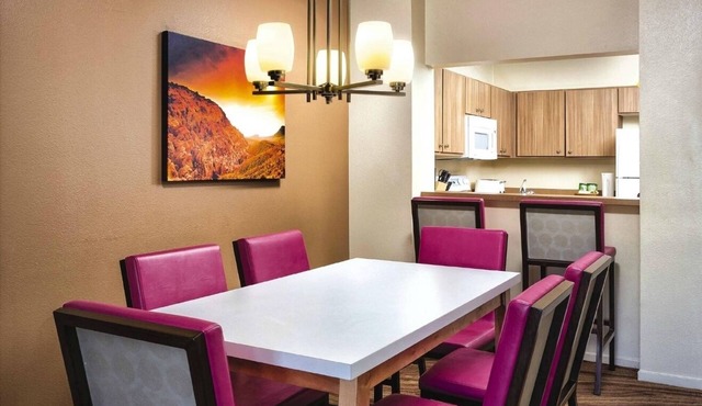 Las Vegas | Friends Vegas Escape | Pool + Hot Tub | 3BR Sleeps 8 in Las Vegas