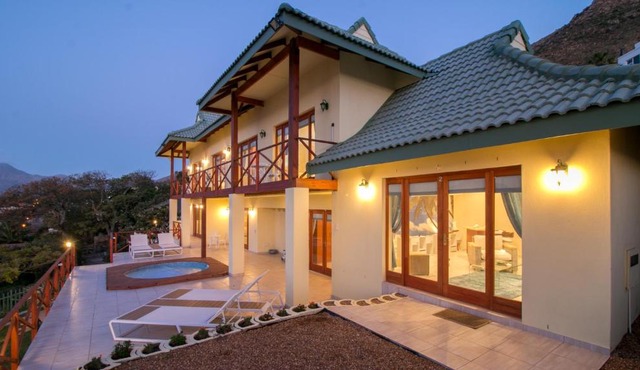 Le Gaulois Luxury Apartments, sleeps 2, Sea Views