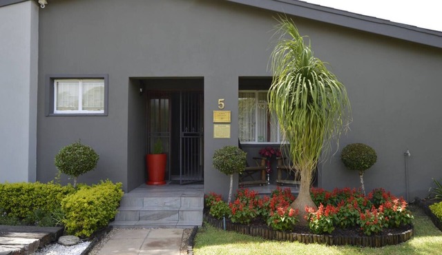 Lovely 1-bedroom bed & breakfast with AC in Paarl