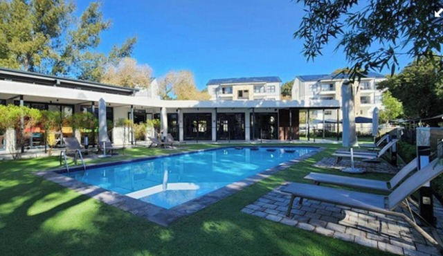 Lovely 1 bedroom unit with a pool and gym facility in Cape Town