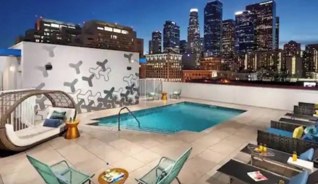 Lovely 3BR Apt w/Balcony & Rooftop Pool + Views in Los Angeles