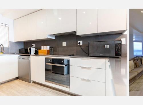 Luxurious Two-bedroom Sea Facing Apartment in Kaapstad