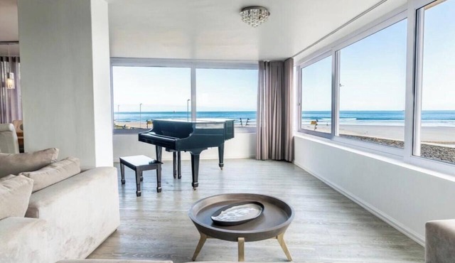 Luxurious Two-bedroom Sea Facing Apartment in Kaapstad