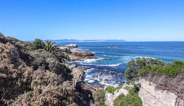 Luxury 2-bed NEW OCEAN FRONT Villa on Cliff Path Whale Watch with Pool and AC in Hermanus