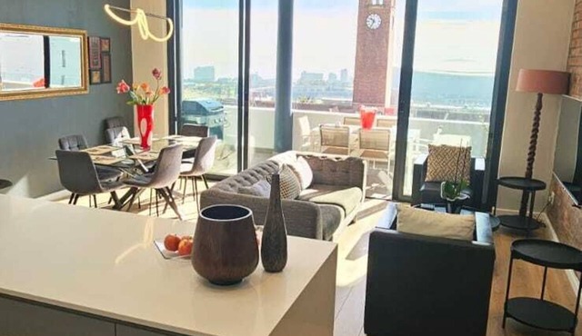 Luxury modern 3 bed Penthouse apartment in Green Point near V&A Waterfront, CBD in Cape Town